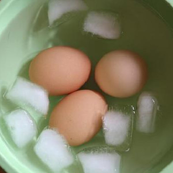 how to peel hard boiled eggs ice water