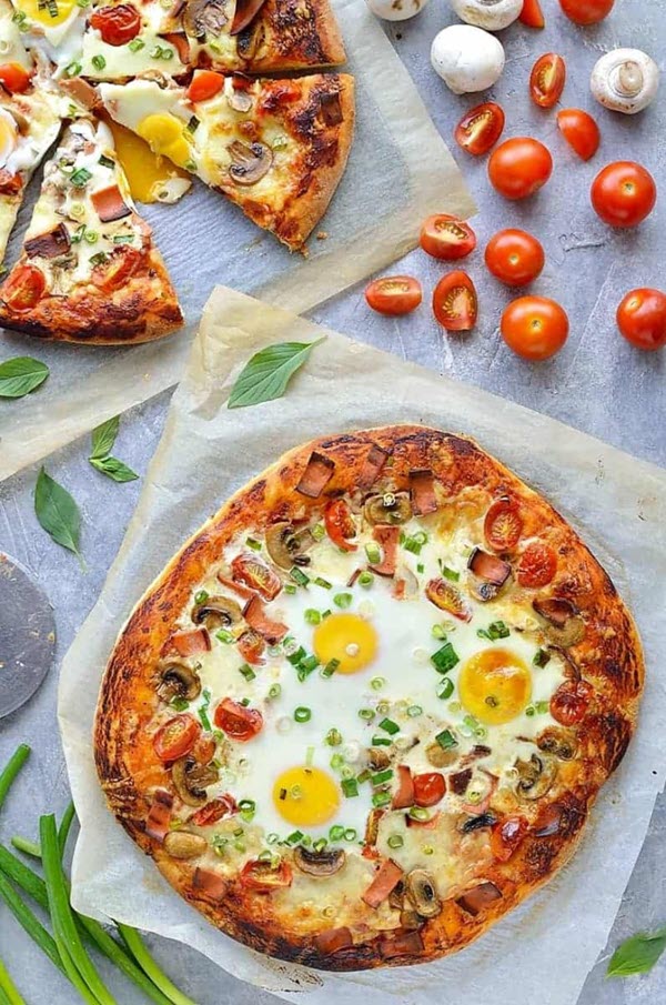 vegetarian breakfast pizza with eggs